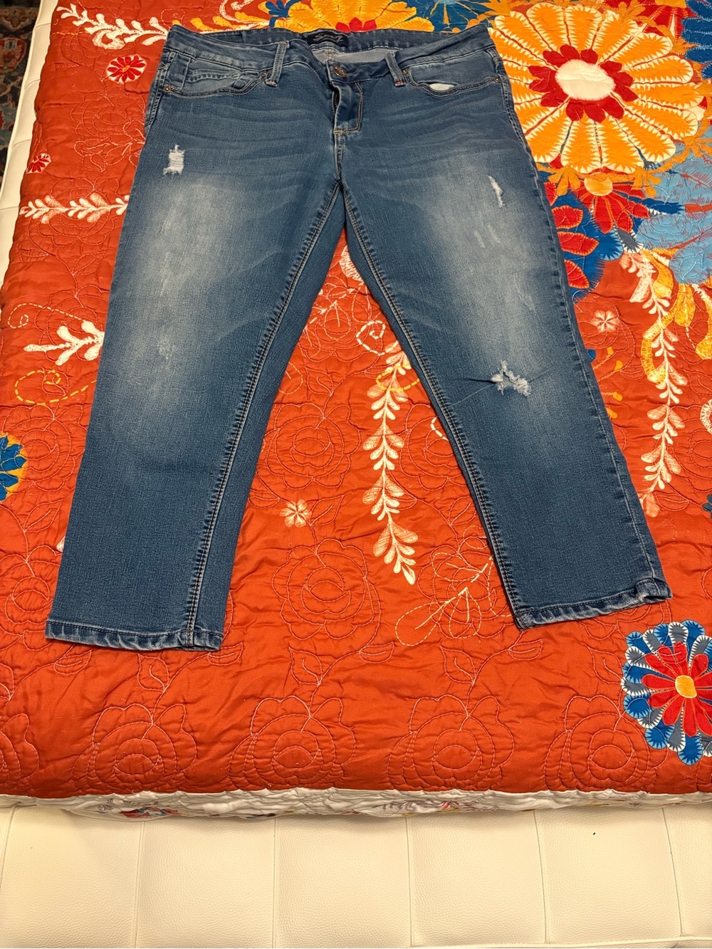 Seven7 Distressed Medium Wash mid/low rise Women’s Capris Jeans